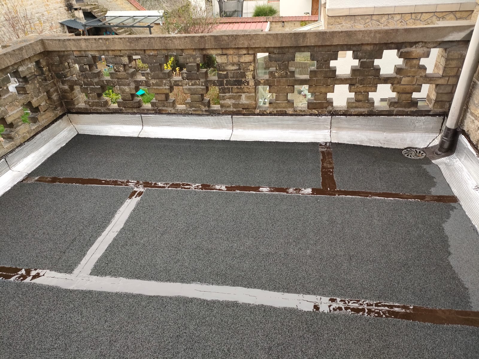 Réparation de toiture plate en roofing à Bruxelles : reprise des soudures et raccords